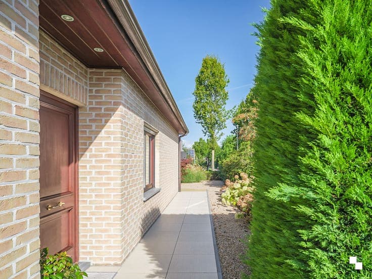 Laagbouwvilla in gegeerde straat met aangename tuin