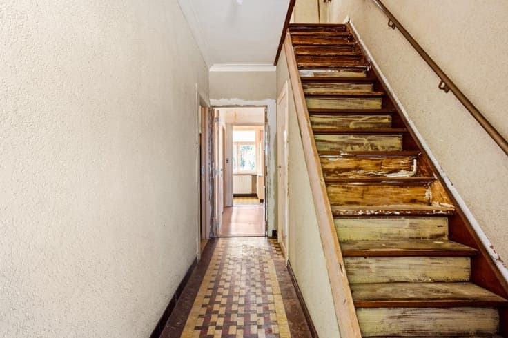 Charmante, te renoveren woning met 2 slpk., garage en tuin
