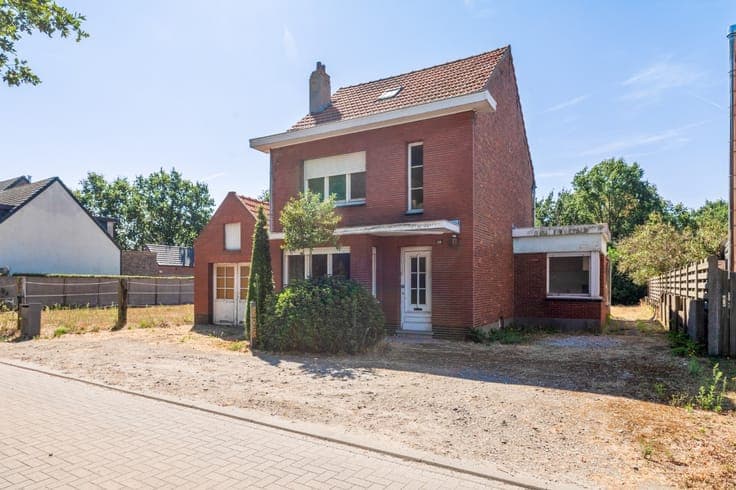 Charmante, te renoveren woning met 2 slpk., garage en tuin