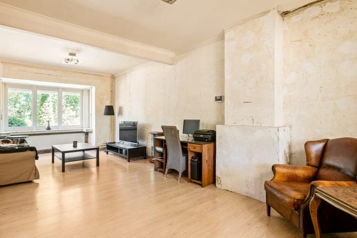 Charmante, te renoveren woning met 2 slpk., garage en tuin
