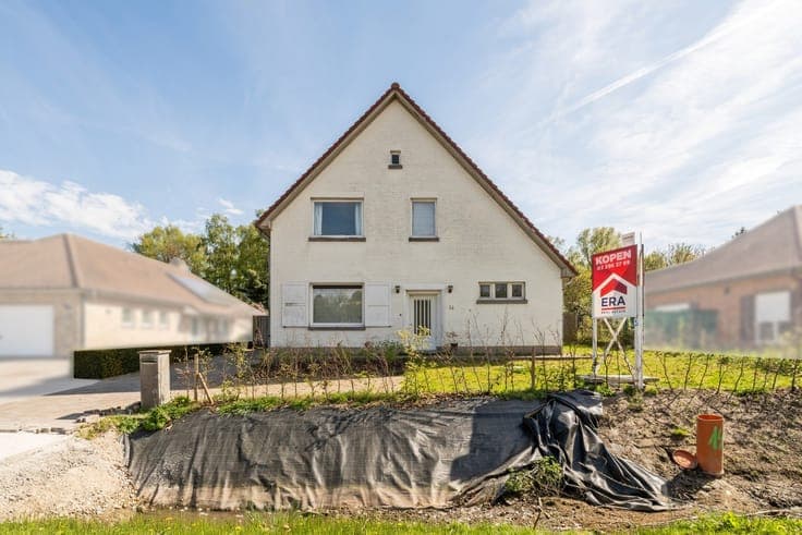 Spacious detached house with large garden
