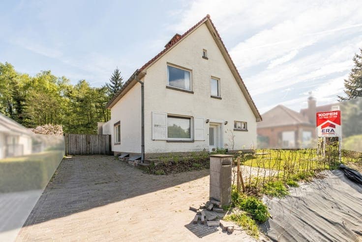 Spacious detached house with large garden