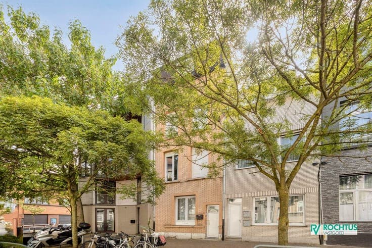 Ruime stadswoning met 4 slaapkamers, 2 badkamers en koer