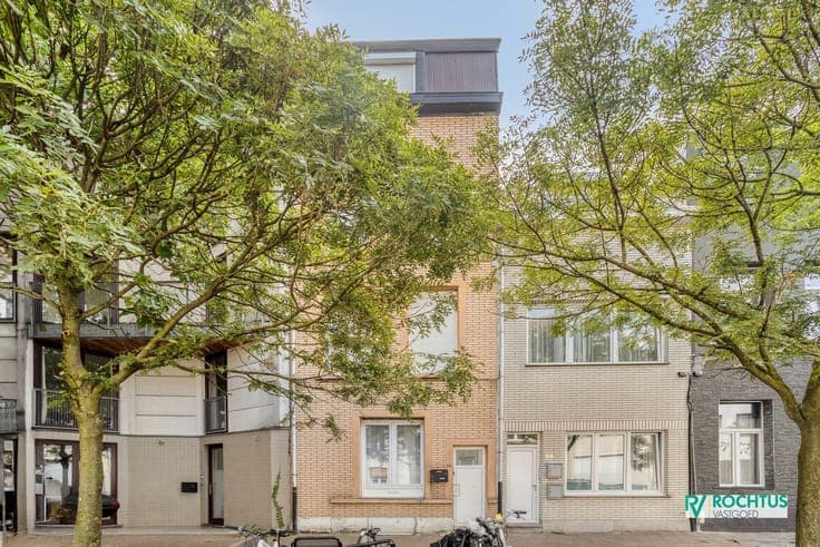 Ruime stadswoning met 4 slaapkamers, 2 badkamers en koer
