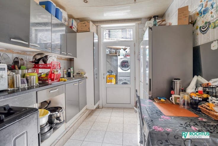 Ruime stadswoning met 4 slaapkamers, 2 badkamers en koer