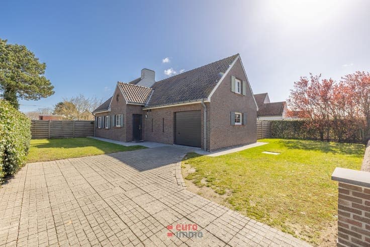 Alleenstaande villa op unieke ligging aan de duinen van O...