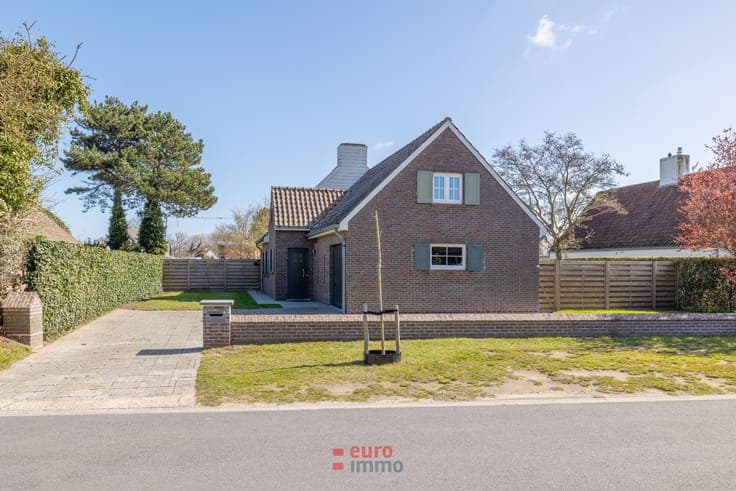 Alleenstaande villa op unieke ligging aan de duinen van O...