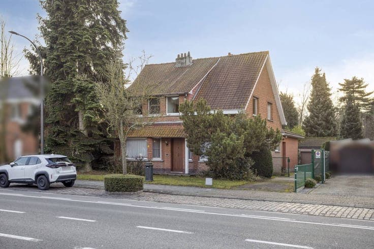 5-bedroom house with 3,150m² farmland in Wommelgem!