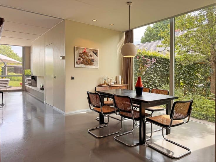 Ruime woning met prachtige tuin op uitstekende ligging te...