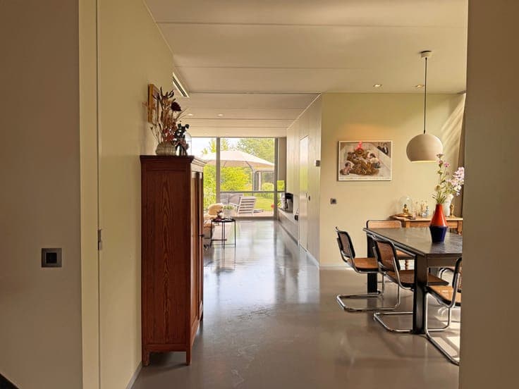 Ruime woning met prachtige tuin op uitstekende ligging te...