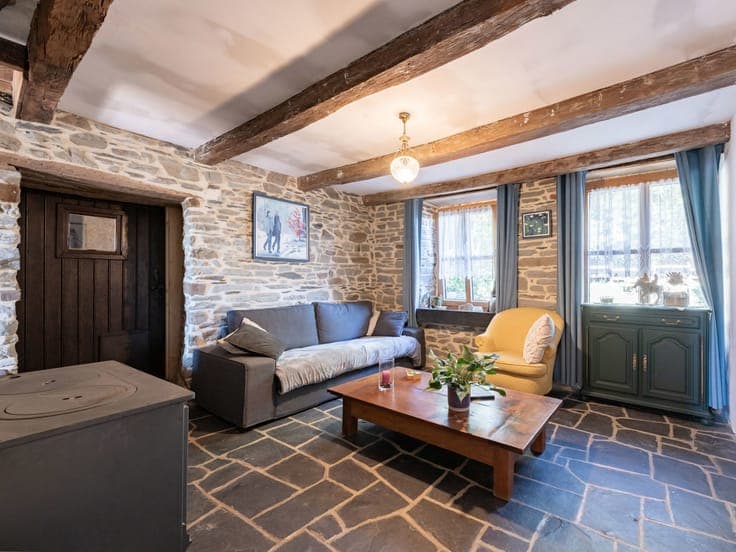 Characterful farmhouse with 1.3 ha of land and horse stables
