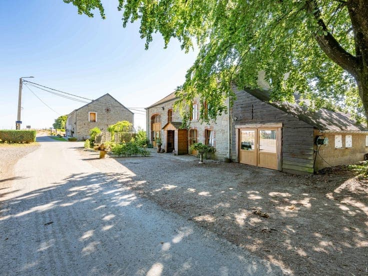 Characterful farmhouse with 1.3 ha of land and horse stables