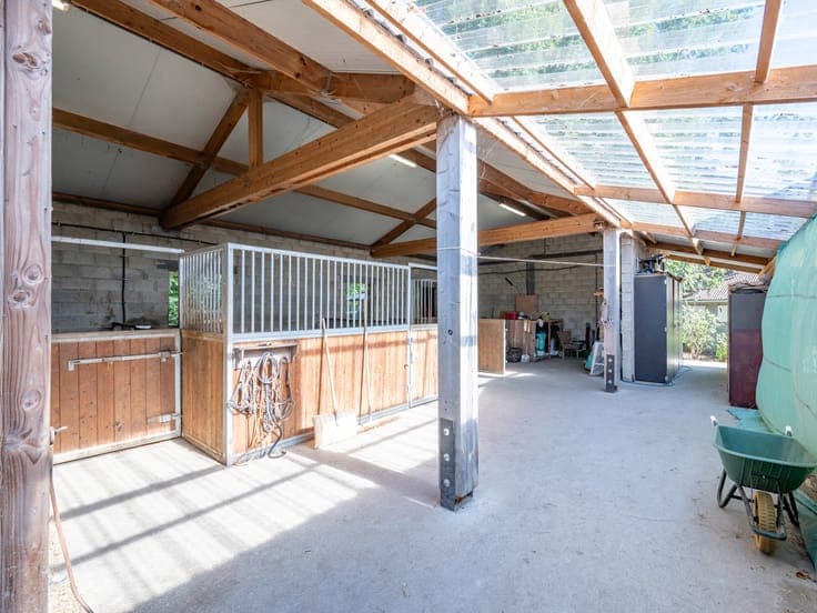 Characterful farmhouse with 1.3 ha of land and horse stables