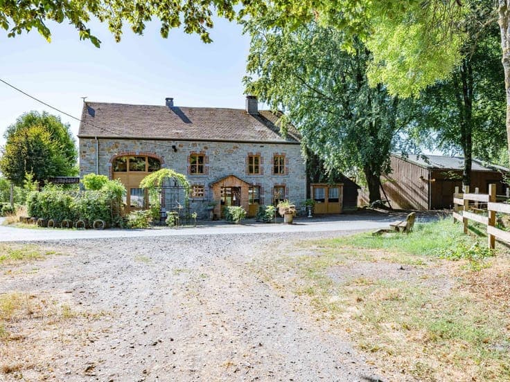 Characterful farmhouse with 1.3 ha of land and horse stables