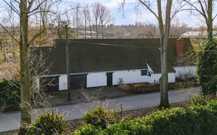 Landhuis met renovatiepotentieel