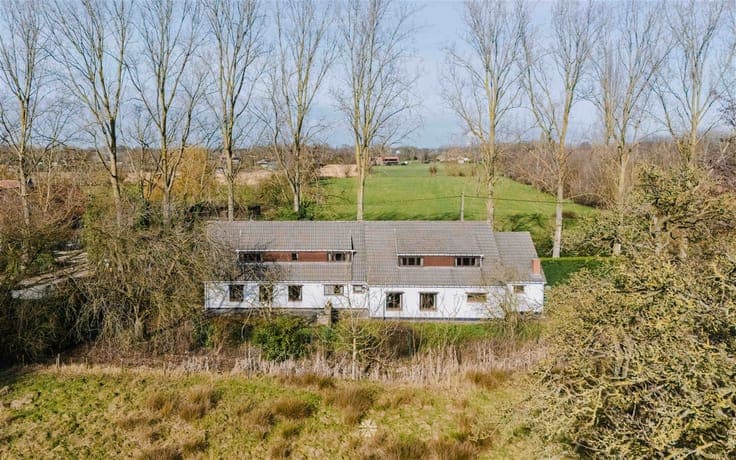 Landhuis met renovatiepotentieel