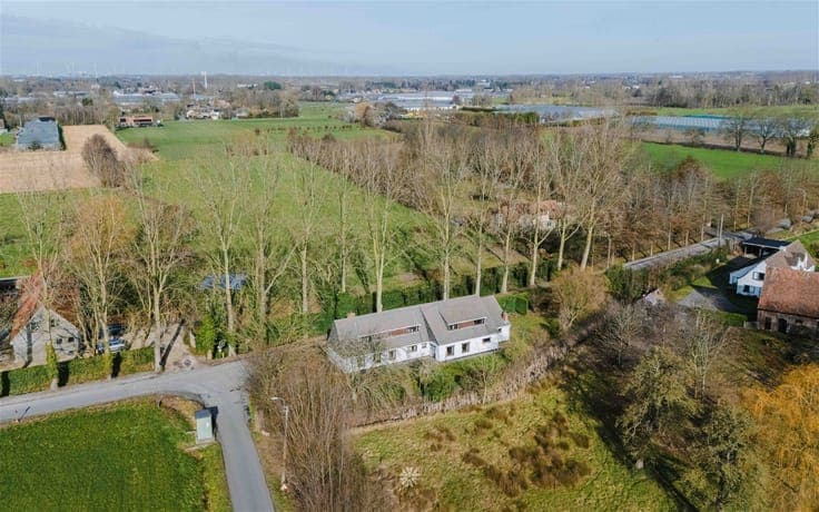 Landhuis met renovatiepotentieel