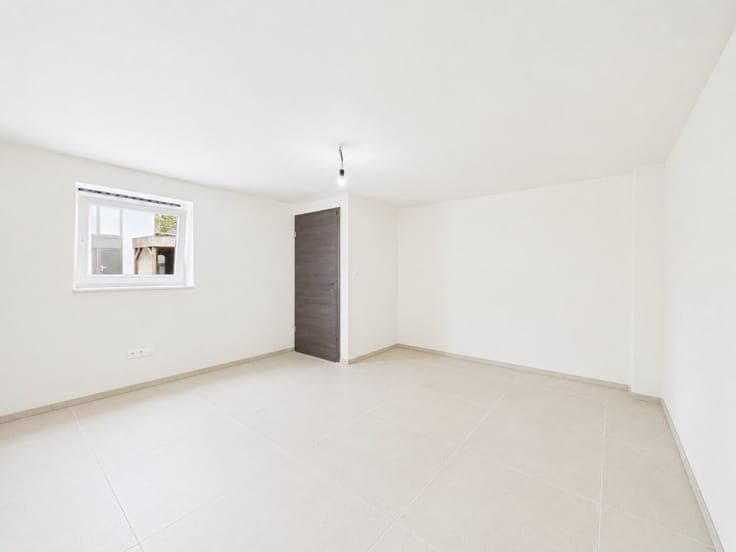 New 4-Sided 3-Bedroom House with Garden