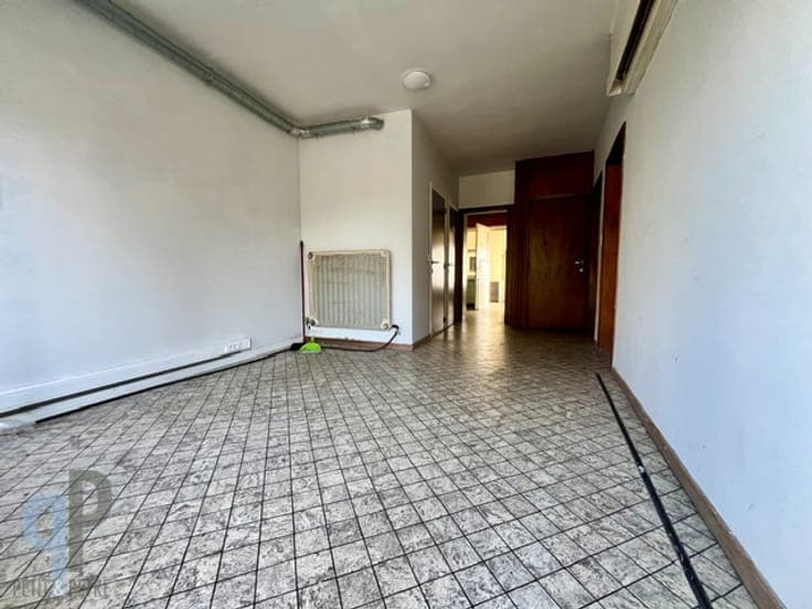 Gedeeltelijk gerenoveerde woning met 4 slaapkamers