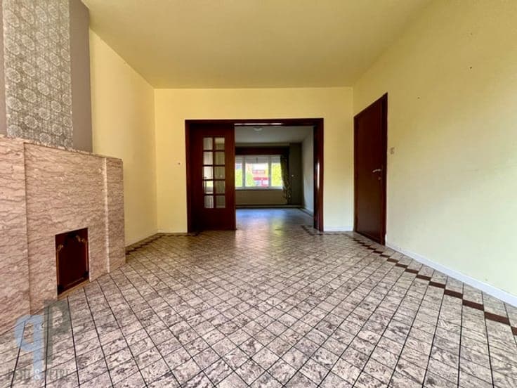 Gedeeltelijk gerenoveerde woning met 4 slaapkamers