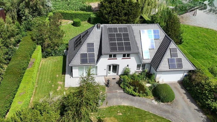 Stunning villa with high-quality finishes and modern technol
