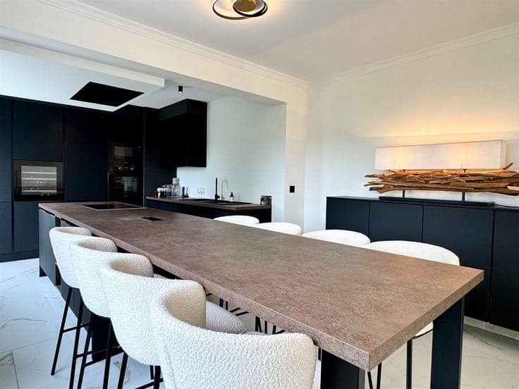 Stunning villa with high-quality finishes and modern technol