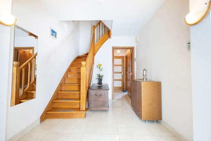 Quiet three-sided house with a garden and garage