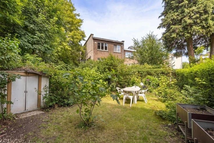 Quiet three-sided house with a garden and garage