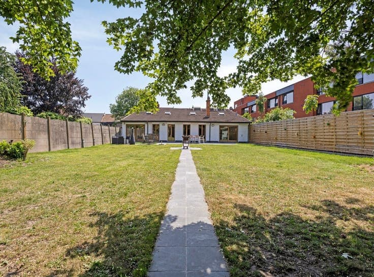 Prachtige woning met ruime loods