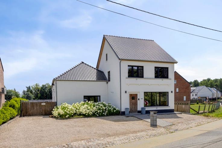 Versatile family home with warehouse of 140 m²