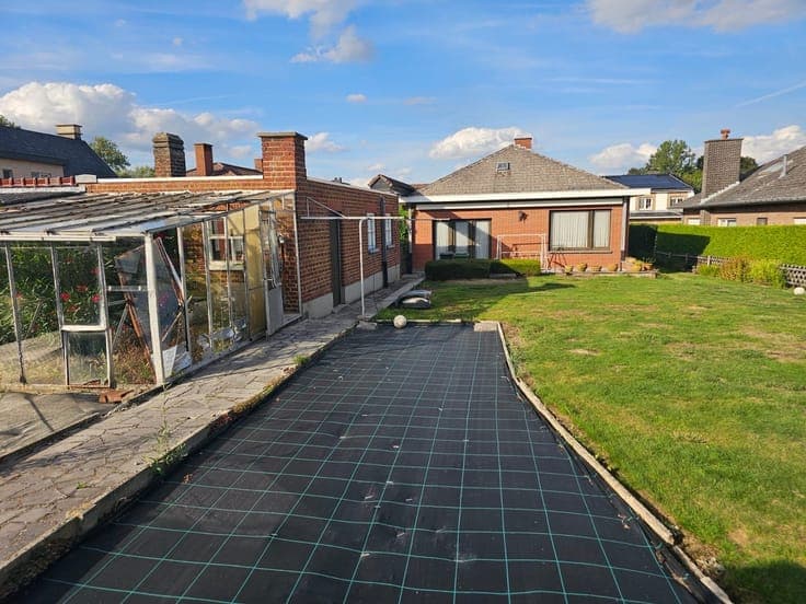 Open bebouwing met tuin en aparte garage