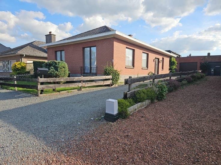 Open bebouwing met tuin en aparte garage