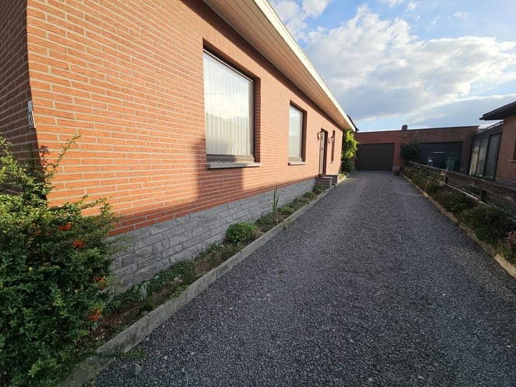 Open bebouwing met tuin en aparte garage