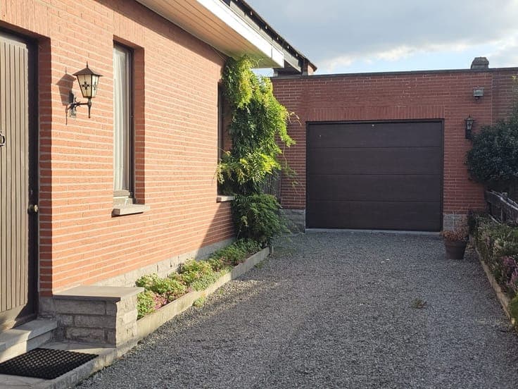 Open bebouwing met tuin en aparte garage