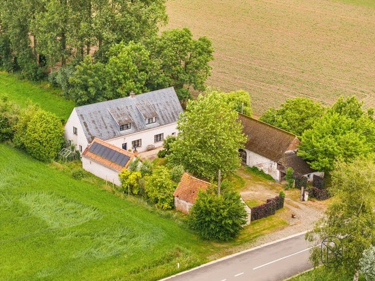 Charming farmhouse with a barn in a prime location