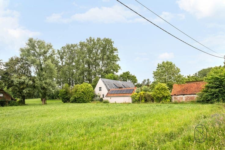 Charming farmhouse with a barn in a prime location