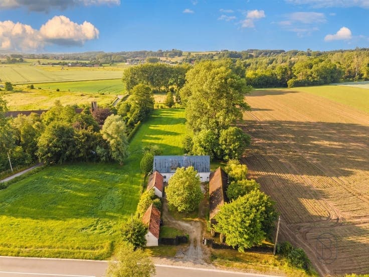 Charming farmhouse with a barn in a prime location