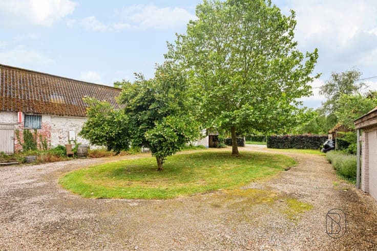 Charming farmhouse with a barn in a prime location