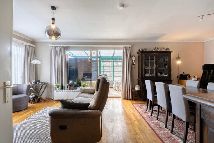 4-bedroom house with a large yard and a pleasant view