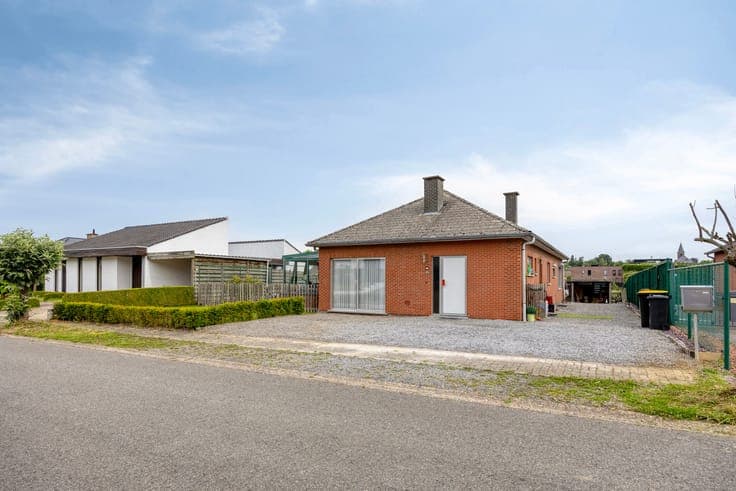 4-bedroom house with a large yard and a pleasant view