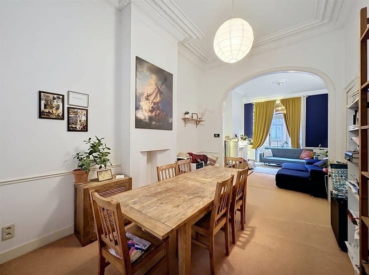 50-YEAR-OLD, 5-BEDROOM HOUSE WITH TWO FACADES AND A GARDEN