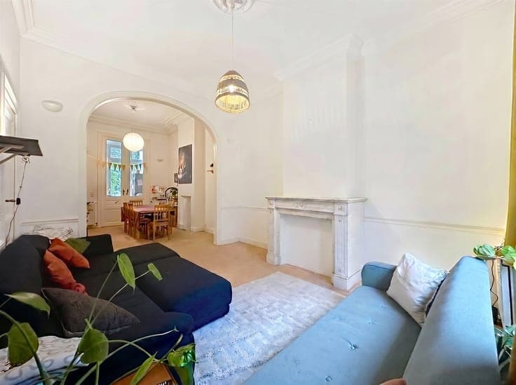50-YEAR-OLD, 5-BEDROOM HOUSE WITH TWO FACADES AND A GARDEN
