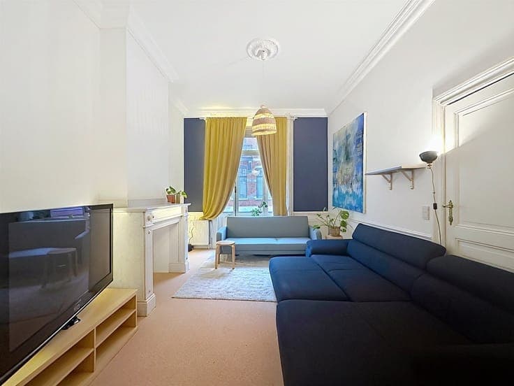 50-YEAR-OLD, 5-BEDROOM HOUSE WITH TWO FACADES AND A GARDEN