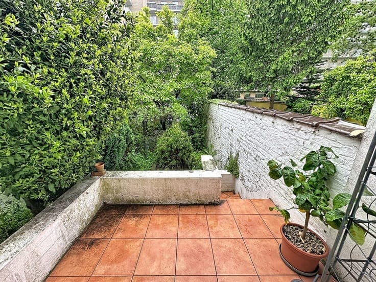 50-YEAR-OLD, 5-BEDROOM HOUSE WITH TWO FACADES AND A GARDEN