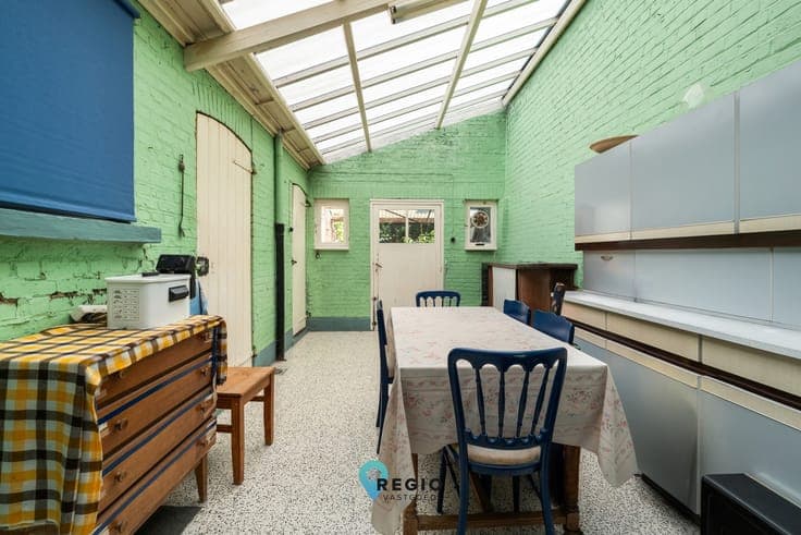 Centraal gelegen, te renoveren rijwoning met leuk tuin.