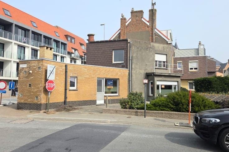 Semi-open house with 2 bedrooms in an ideal location in Mid