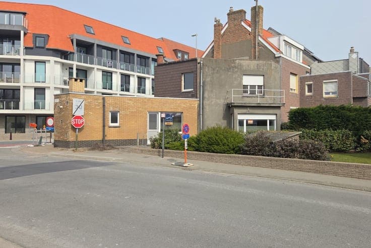 Semi-open house with 2 bedrooms in an ideal location in Mid