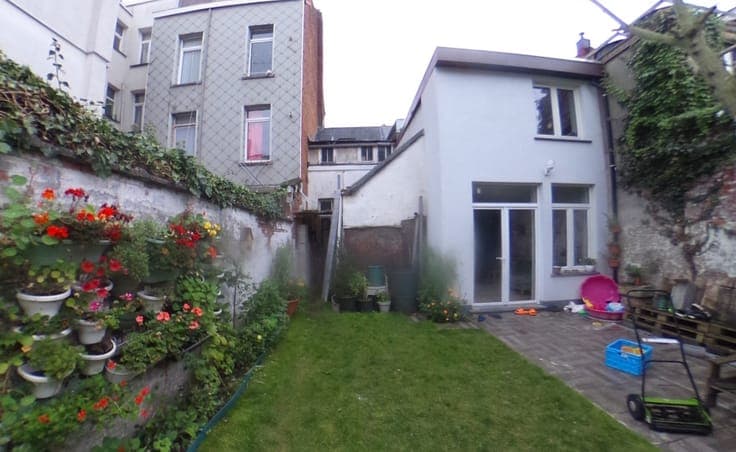 House with big atelier, garden and building permission