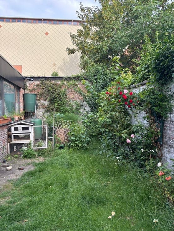 House with big atelier, garden and building permission