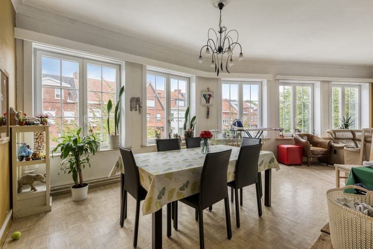 House with commercial space in the Sint-Elisabeth district i